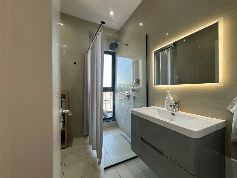 Tirane, jepet me qera apartament 1+1+Ballkon , 68 m² 800 € (Garden Building)