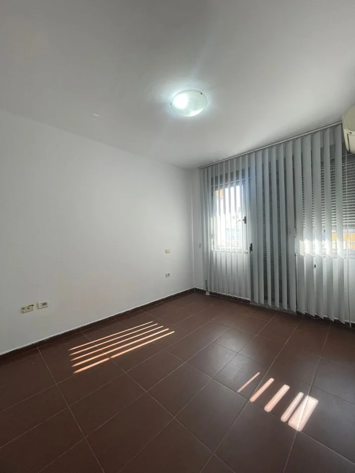 Tirane, jepet me qera zyre Kati 6, 80 m² 400 € 