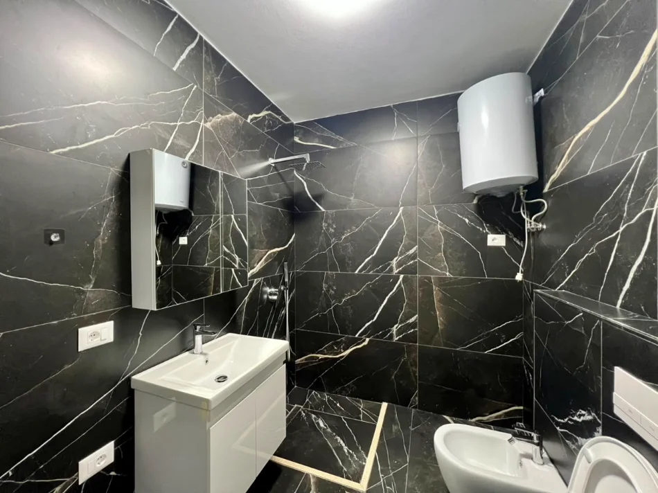 Tirane, jepet me qera apartament 1+1+parkim Kati 3, 74 m² 700 € (Shkolla e Baletit)