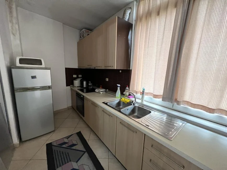 Tirane, jepet me qera apartament 1+1+Ballkon Kati 6, 65 m² 450 € (Selvia)