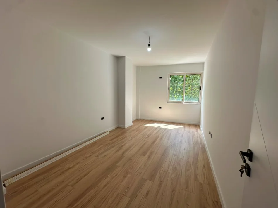 Tirane, shitet apartament 2+1+Ballkon Kati 1, 109 m² 195.000 € (Rruga Eshref Frasheri)