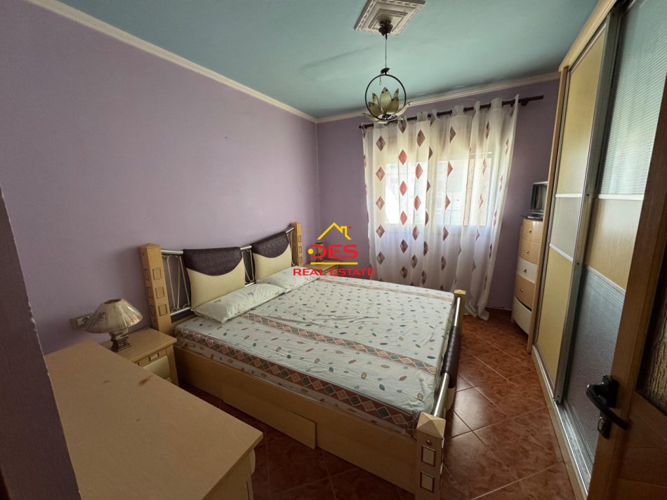 Vlore, jepet me qera apartament 1+1+Ballkon Kati 3, 85 m² 300 € (Rruga Osman Haxhiu)