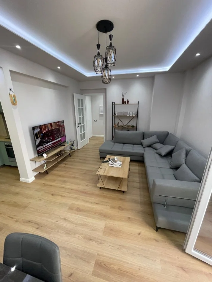 Tirane, jepet me qera apartament 2+1+Ballkon Kati 11, 110 m² 800 € 