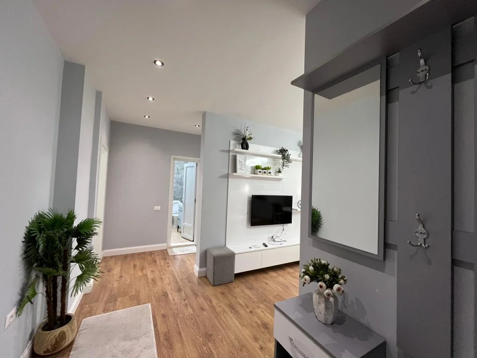 Tirane, jepet me qera apartament 2+1+Ballkon Kati 1, 100 m² 700 € 