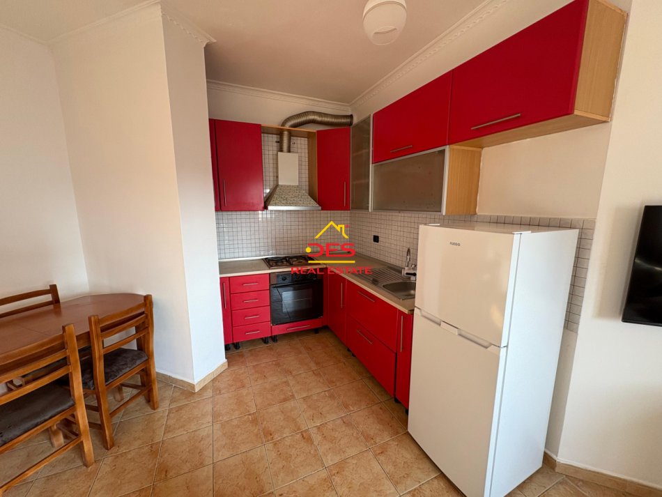 Vlore, jepet me qera apartament 2+1+Ballkon Kati 5, 100 m² 450 € (Rruga Sadik Zotaj)