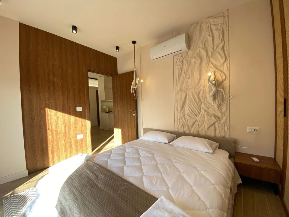 Tirane, jepet me qera apartament 2+1+Ballkon Kati 3, 1.500 € (Rruga e Kavajes, Kisha Katolike)