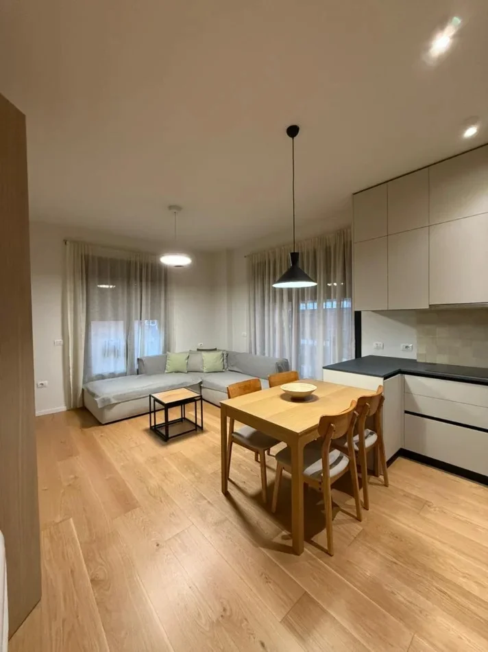 Tirane, jepet me qera apartament 2+1+Aneks+Ballkon Kati 2, 95 m² 1.300 € (rruga e kosovareve)