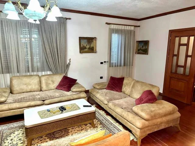 Tirane, jepet me qera Vile 5+1+A Kati 3, 500 m² 2.000 Euro (Institut Kamez afer Fakultetit)