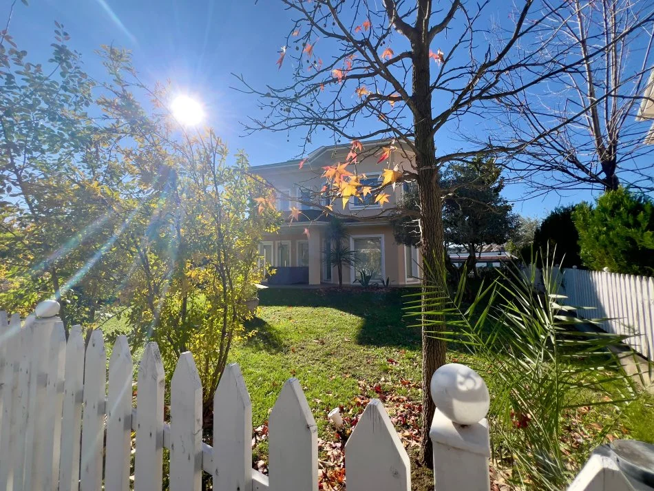 Tirane, jepet me qera Vile 5+1+Aneks+Ballkon , 593 m² 4.500 € (teg)