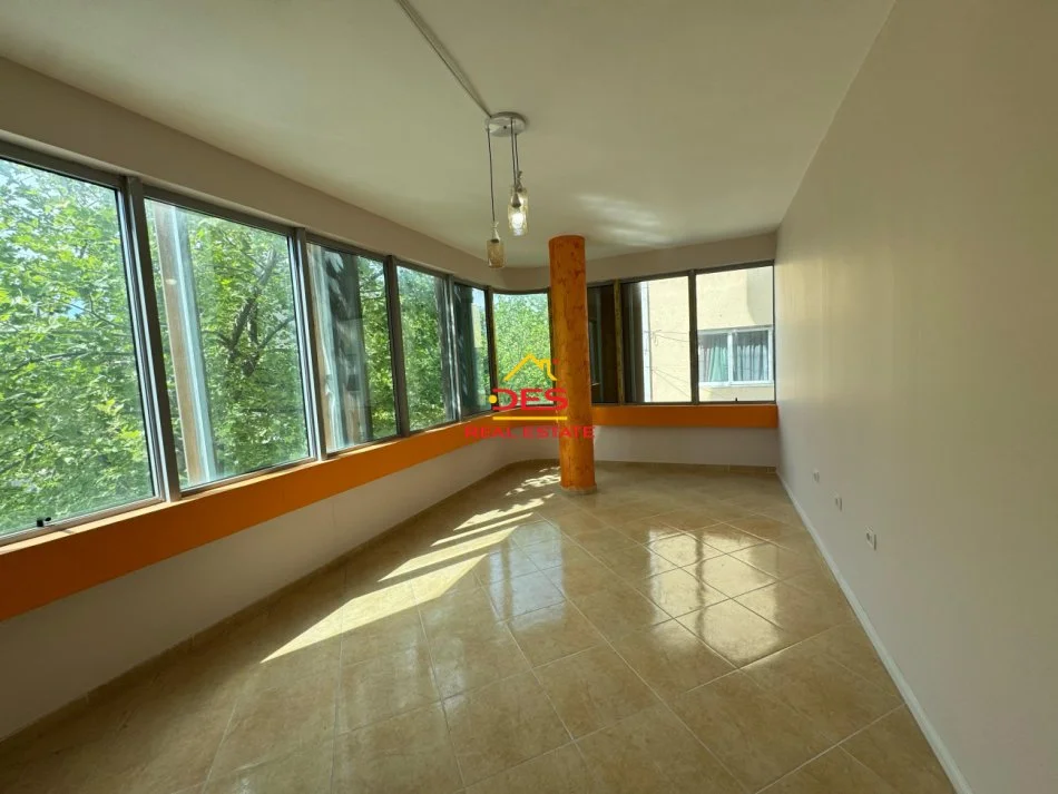 Vlore, jepet me qera ambjent biznesi Kati 2, 89 m² 350 € (Rruga Veledin kollozi)