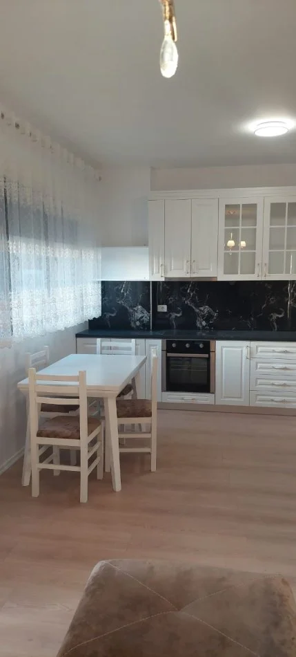 Tirane, jepet me qera apartament 2+1+Ballkon Kati 6, 80 m² 650 €