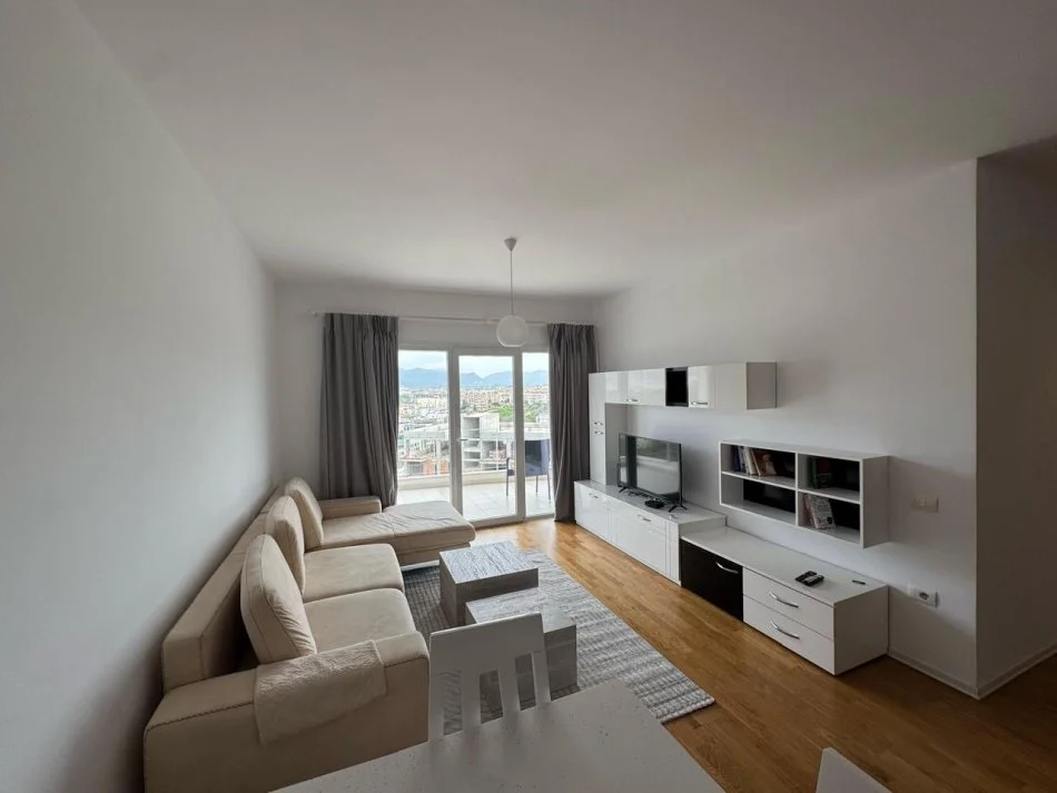 Tirane, jepet me qera apartament 2+1+Ballkon Kati 3, 100 m² 800 € (Selite e vjeter)