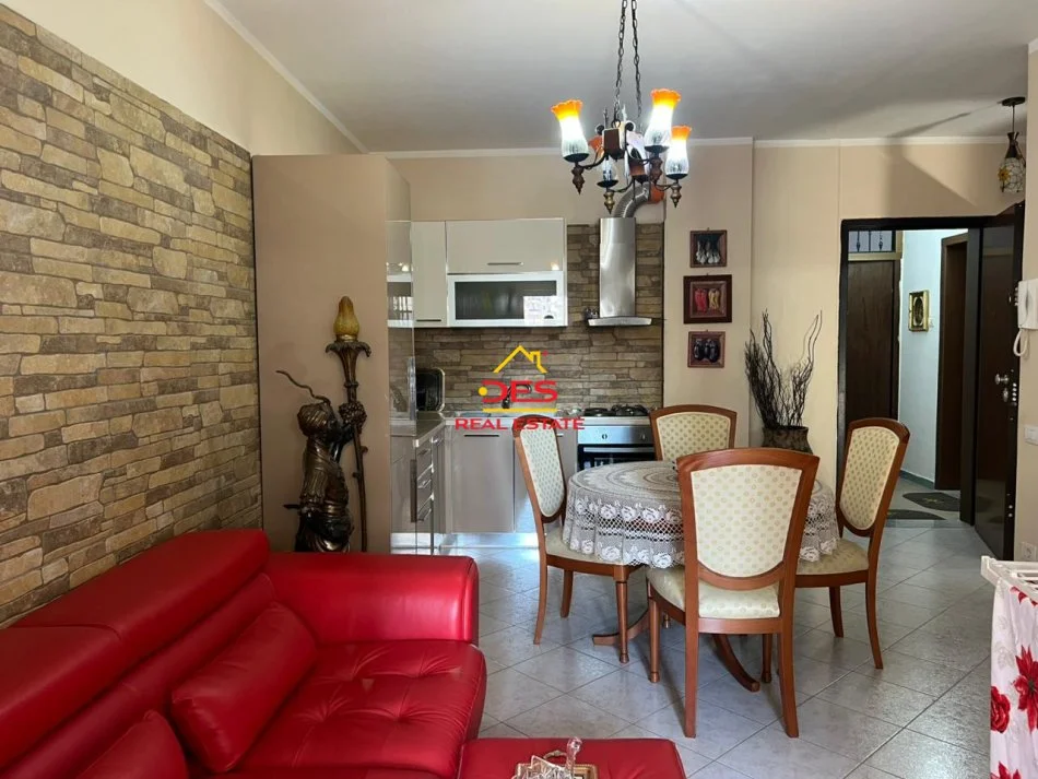 Vlore, shitet apartament 1+1+Ballkon Kati 3, 62 m² 112.000 € (Rruga Pelivan Leskaj)