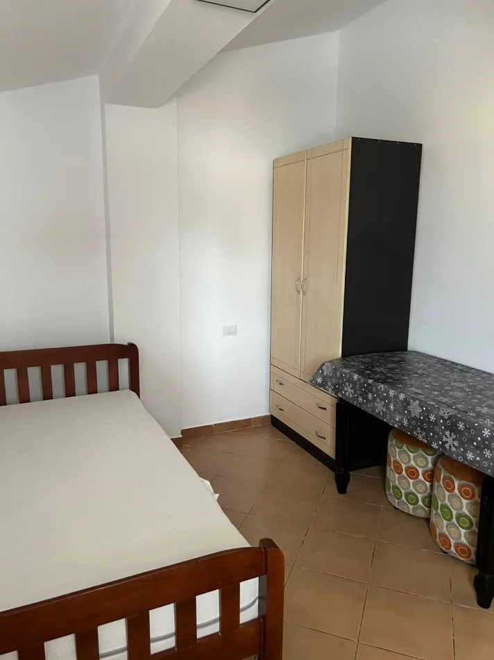 Tirane, jepet me qera apartament 3+1+Ballkon Kati 4, 99 m² 550 € (Prane universitet marin barleti)