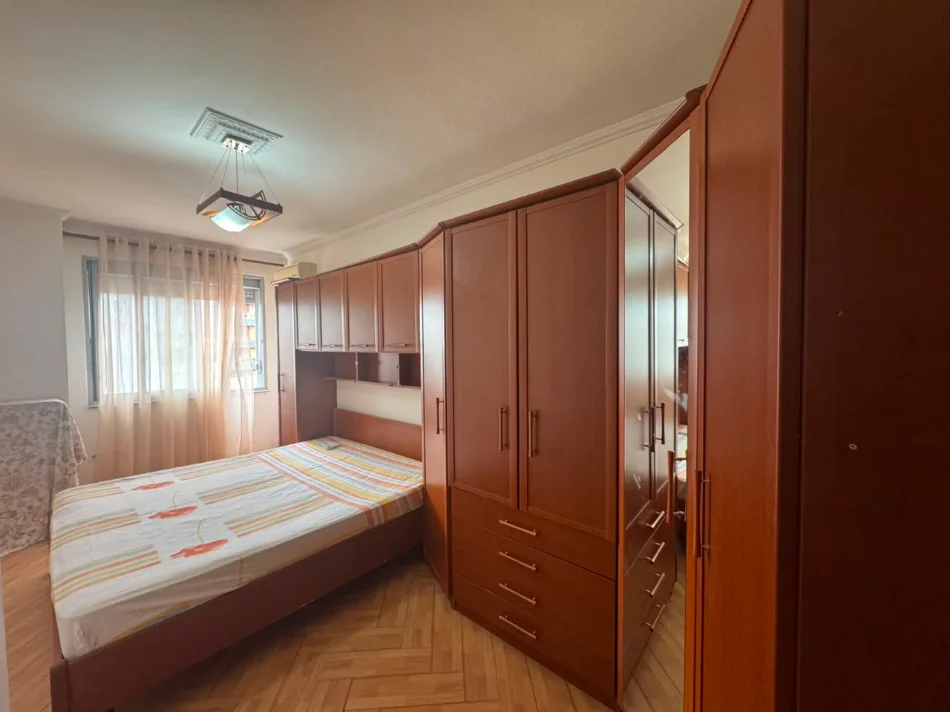 Tirane, jepet me qera apartament 2+1 Kati 4, (Rruga Tefta Tashko)