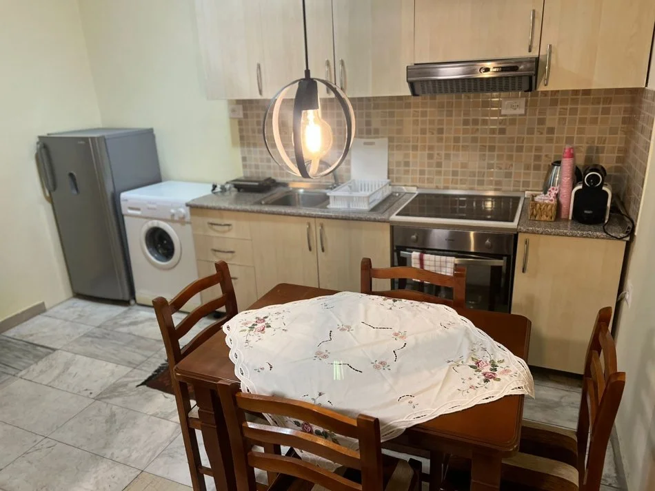 Tirane, jepet me qera apartament 1+1 , 500 € (Rruga Qemal Stafa)