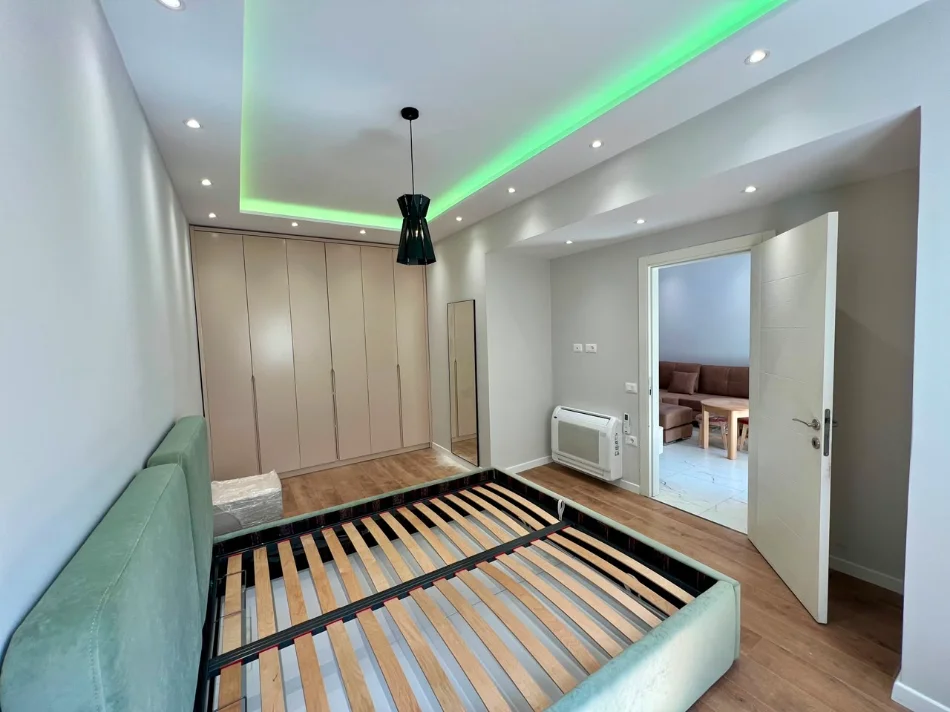Shqiperi, jepet me qera apartament 2+1+Ballkon Kati 3, 100 m² 900 € (Piaca)