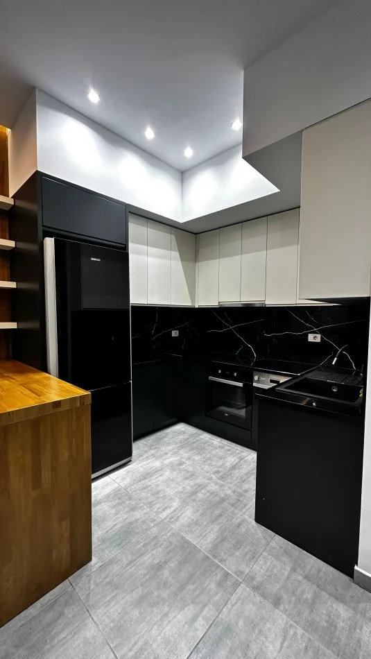 Tirane, jepet me qera apartament 1+1+Ballkon Kati 6, 850 € (Kompleksi Delijorgji)