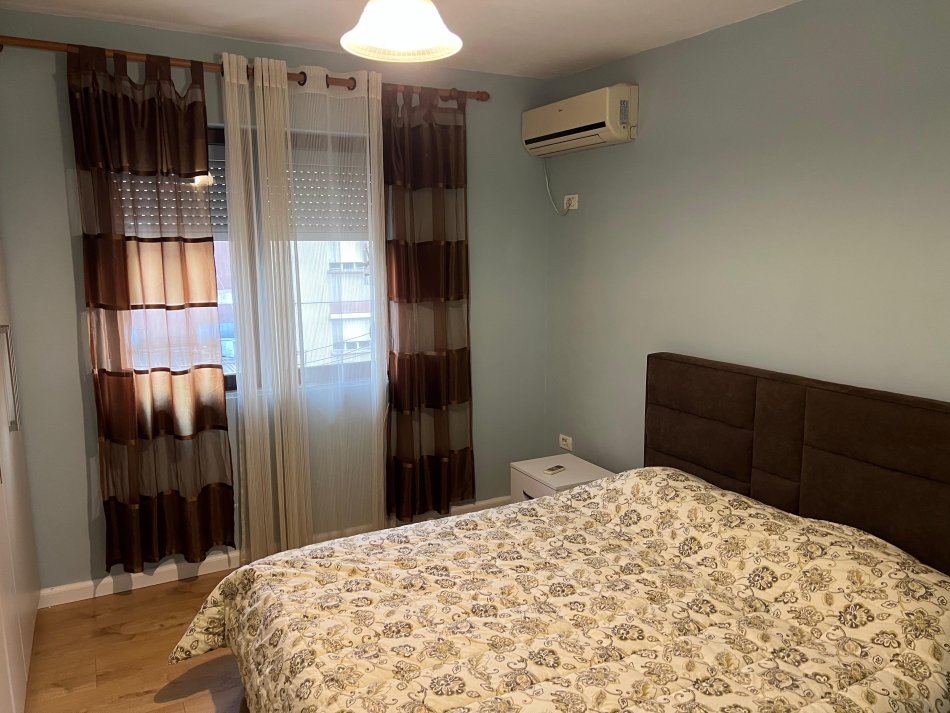 Tirane, jepet me qera apartament 1+1 Kati 4, 65 m² 470 € (Ish Parku i Autobuzave)