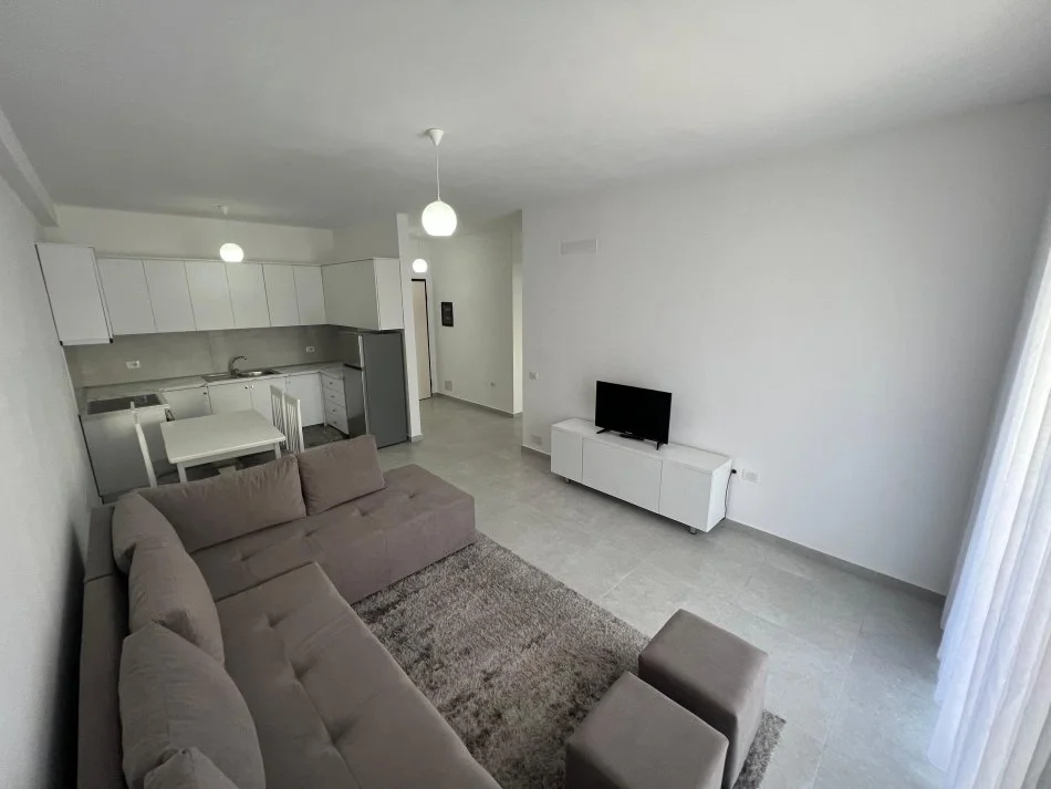 Tirane, jepet me qera apartament 2+1 Kati 1, 95 m² 600 € (Rruga 5 Maj)