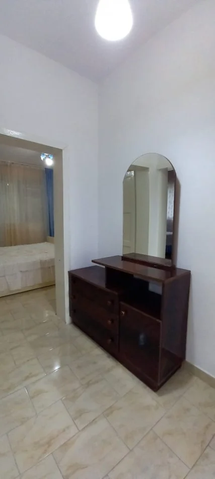 Tirane, jepet me qera apartament 1+1 Kati 1, 400 € (Prane Postes Selite)