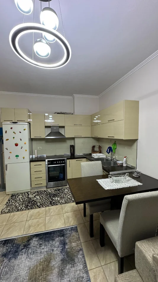 Tirane, jepet me qera apartament 2+1 , 75 m² 