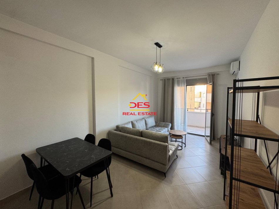 Vlore, jepet me qera apartament 1+1+Ballkon Kati 6, 70 m² 320 € (Rruga Sadik Zotaj)