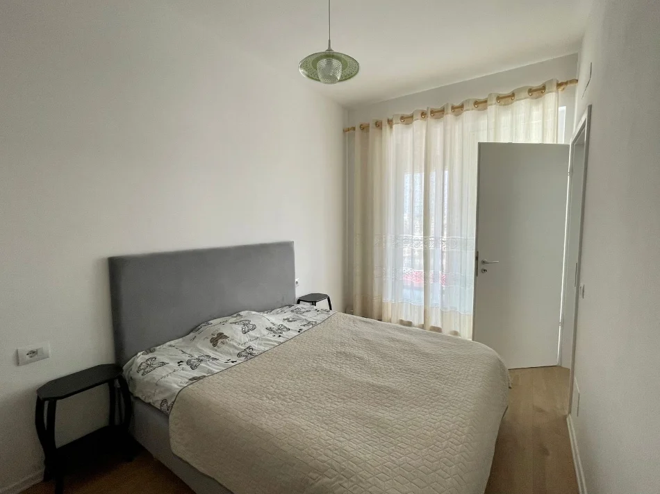 Tirane, jepet me qera apartament 1+1+Ballkon Kati 10, 550 € (Rruga Siri Kodra)
