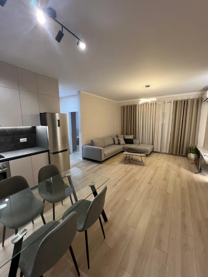 Tirane, jepet me qera apartament 1+1 Kati 4, 600 € (Rruga 5 Maji (Mbrapa Emerald Center))