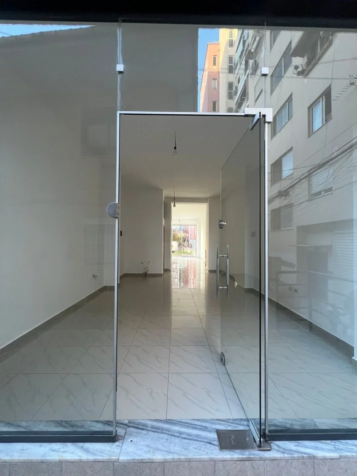 Tirane, jepet me qera ambjent biznesi Kati 0, 70 m² 550 € (Yzberisht)