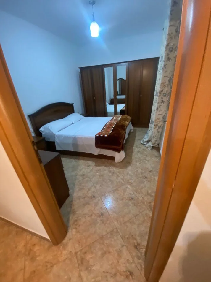Tirane, jepet me qera apartament 2+1+Ballkon Kati 4, 400 m² 400 € (rruga 5 Maj)