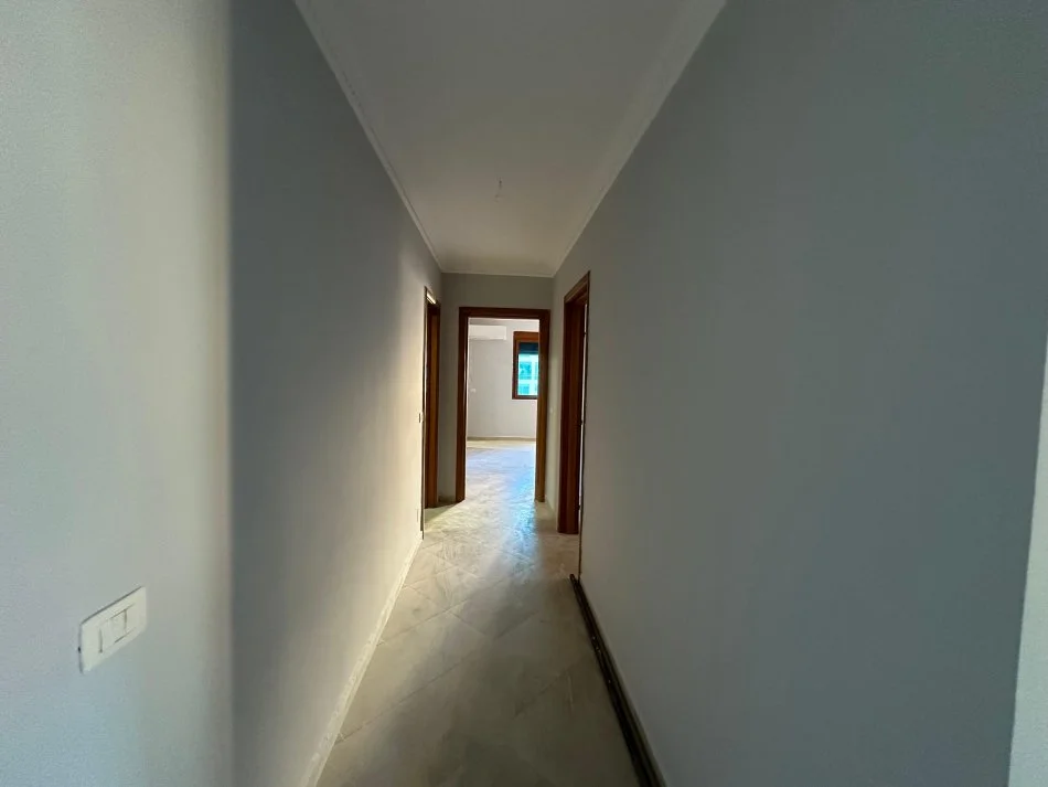 Tirane, jepet me qera apartament 2+1+Ballkon Kati 3, 125 m² 600 € (QIRA APARTAMENT PER ZYRA OSE BANIM!)