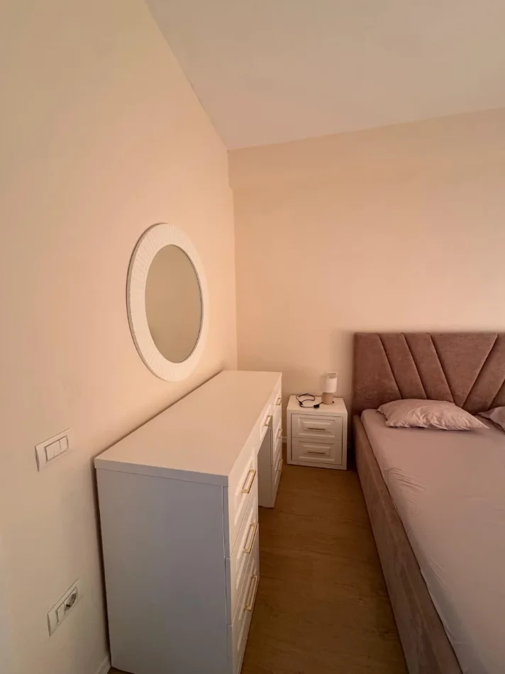 Tirane, jepet me qera apartament 1+1+Ballkon , 70 m² 400 € (Rruga Sokrat Miho)
