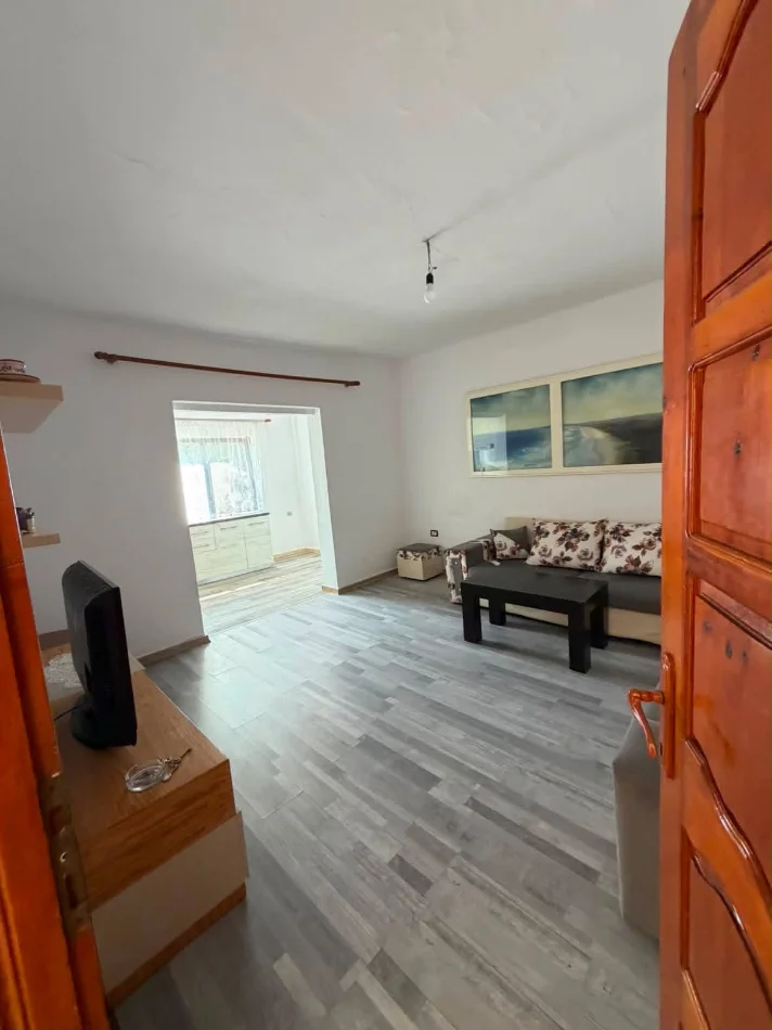 Tirane, jepet me qera apartament 1+1 Kati 0, 60 m² 400 € (Rruga Stavri themeli pran ish globe)