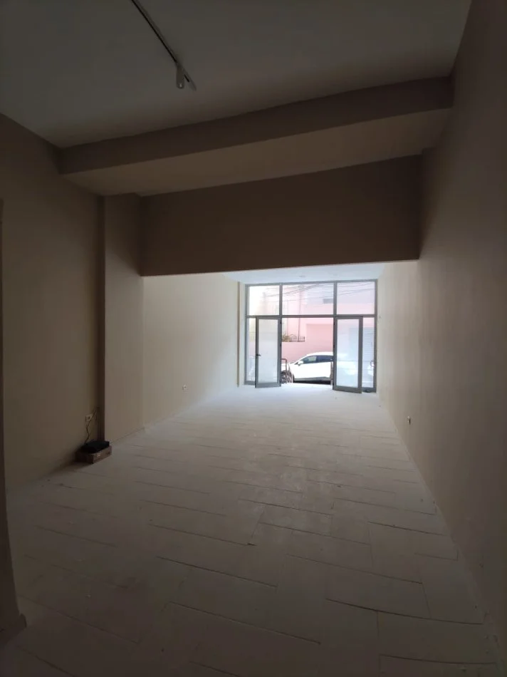 Durres, jepet me qera dyqan Kati 0, 55 m² 300 € (Rr. Sefer Efendiu)