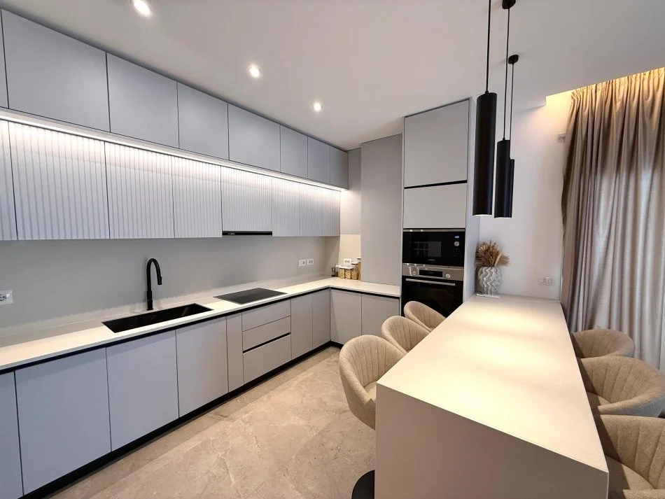 Tirane, jepet me qera apartament 3+1+Aneks+Ballkon Kati 8, 131 m² 1.450 € (Don Bosko)