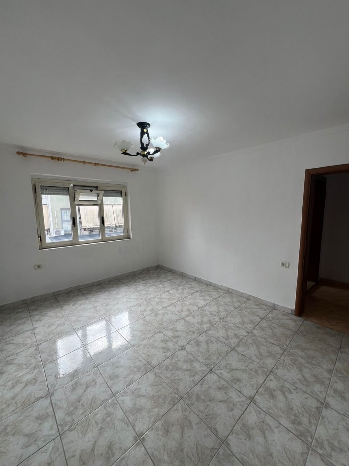 Tirane, jepet me qera apartament 3+1 Kati 6, 120 m² 500 € (Myslym Shyri)