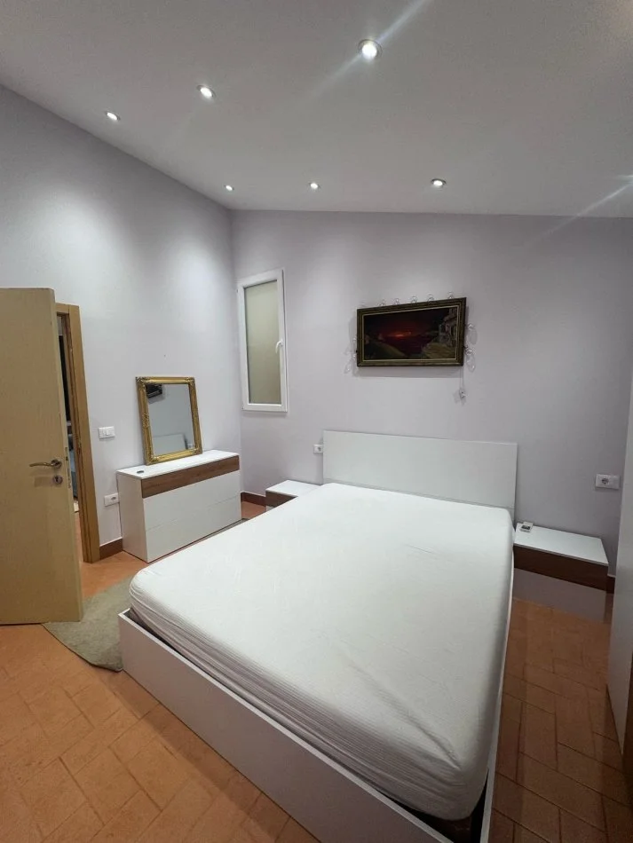 Tirane, jepet me qera shtepi 2+1+Aneks+Ballkon Kati 2, 120 m² 600 € (rruga Myslym Shyr)