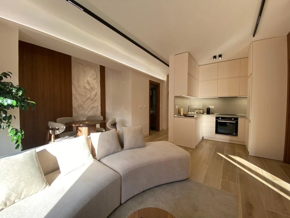 Tirane, jepet me qera apartament 2+1+Ballkon Kati 3, 1.500 € (Rruga e Kavajes, Kisha Katolike)