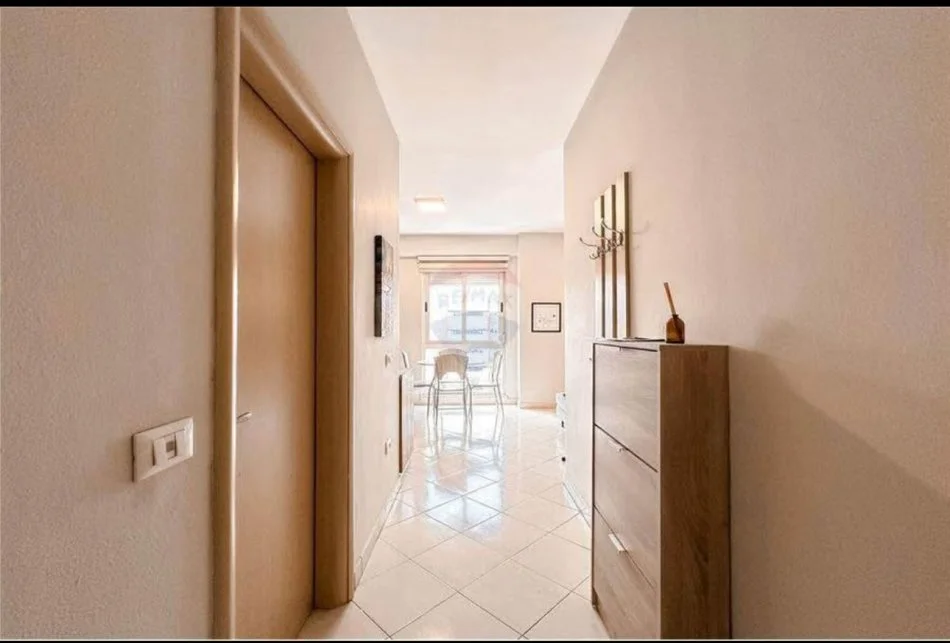 Tirane, jepet me qera apartament 1+1+Ballkon Kati 8, 65 m² 550 € (Rruga e Kavajes)