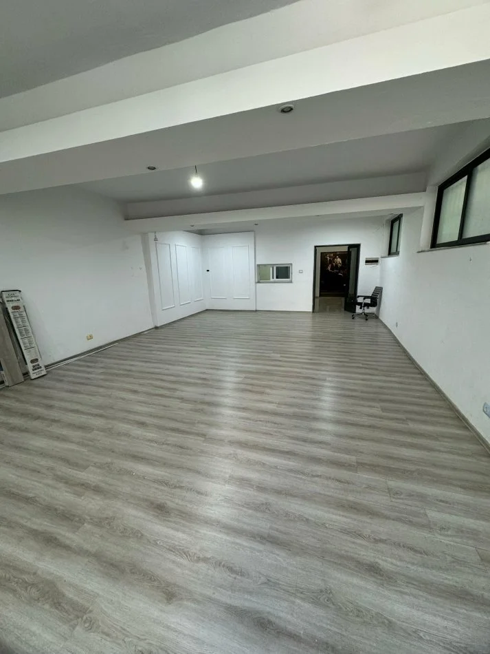 Tirane, jepet me qera ambjent biznesi Kati 0, 110 m² 700 € (Mine Peza)