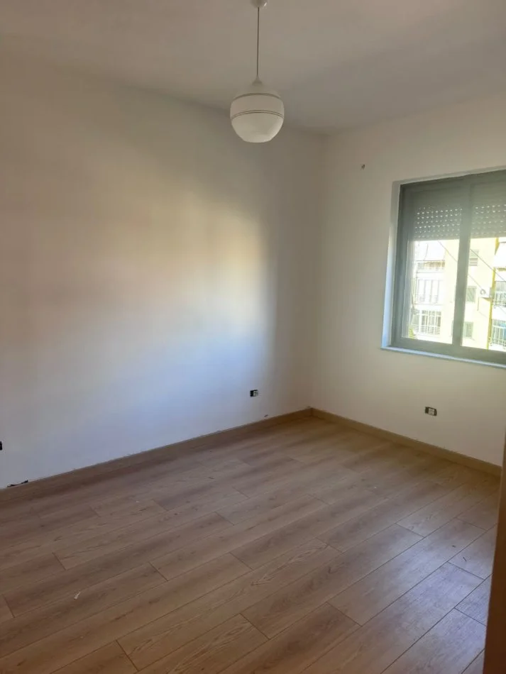 Tirane, jepet me qera apartament 2+1+Ballkon Kati 5, 75 m² 400 € (Rruga Muhamed Gjollesha)