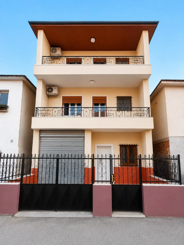 Tirane, jepet me qera aktivitet biznesi , 300 m² 1.200 € (Xhamllik)