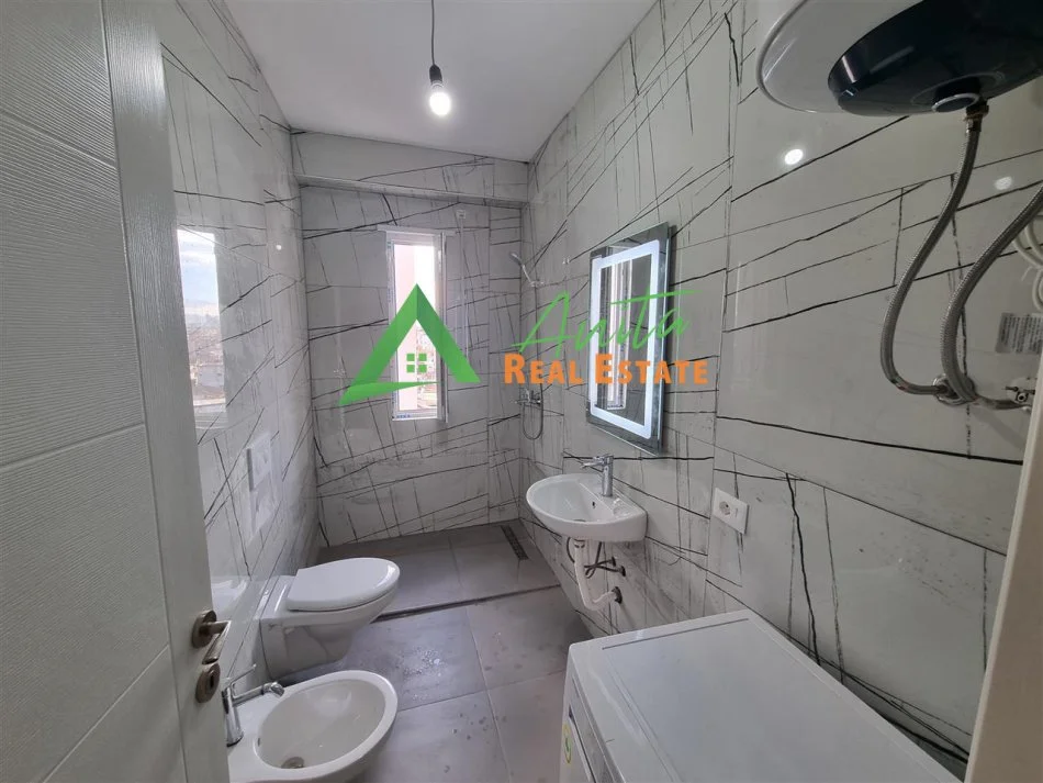 Tirane, jepet me qera apartament 2+1+Ballkon Kati 6, 100 m² 600 € (Ali Demi)