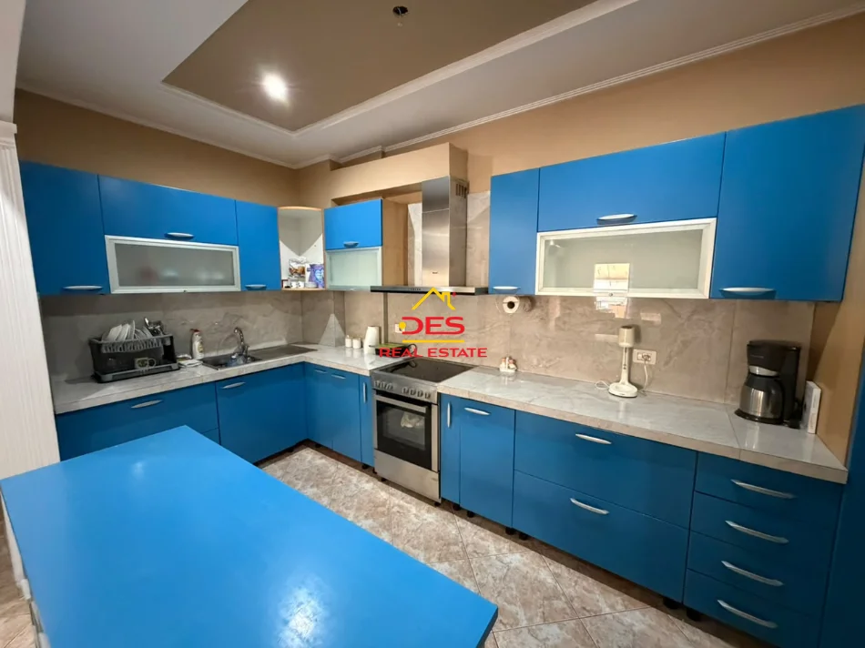 Vlore, jepet me qera apartament 2+1+Ballkon Kati 5, 110 m² 500 € (Bulevardi Vlorë Skelë)