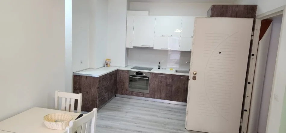 Tirane, jepet me qera apartament 1+1+Ballkon Kati 4, 100 m² 700 € (Liqeni I Thate)
