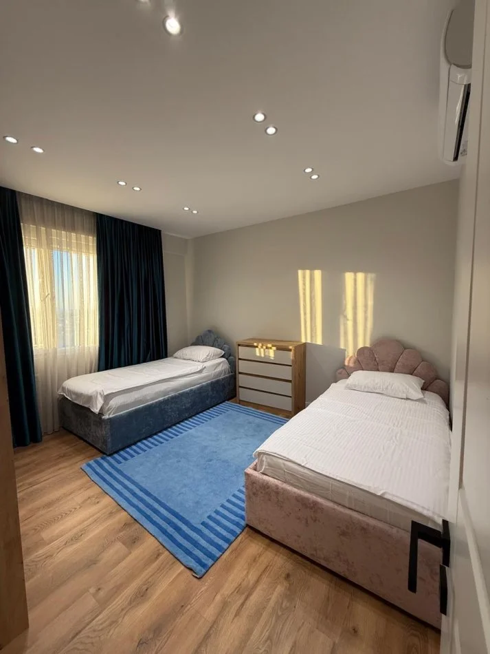 Tirane, jepet me qera apartament 3+1+Ballkon , 135 € 