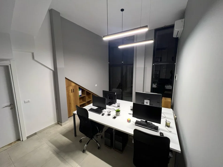 Tirane, jepet me qera dyqan Kati 0, 25 m² 300 € (ish parku i autobusave)