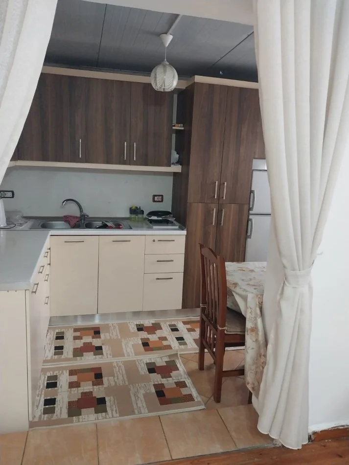Tirane, jepet me qera apartament 1+1 Kati 2, 50 m² 230 € (Rruga Luzi)