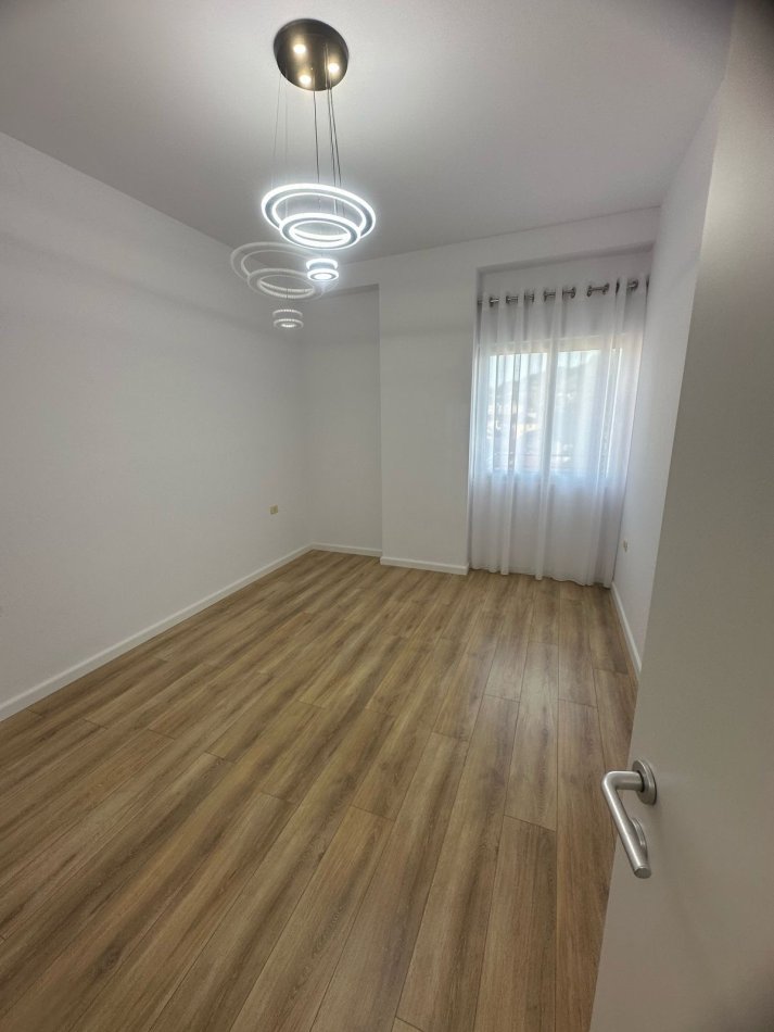 Tirane, shitet apartament 1+1 Kati 4, 65 m² 92.000 € (YZBERISHT)
